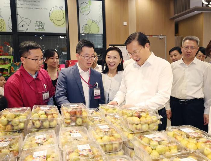 调研假日文旅消费，多地“一把手”走上街头